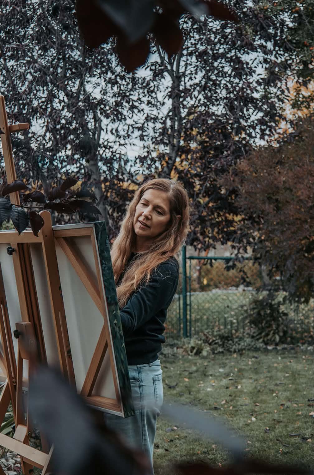 Terri Morrice painting outdoors at her easel